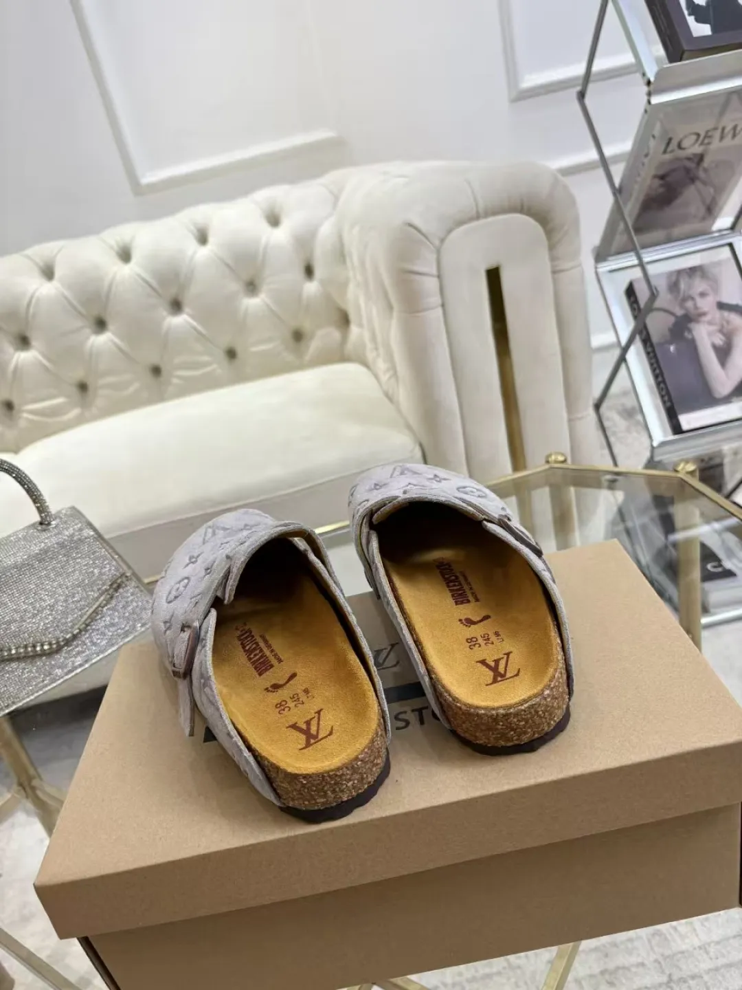 Women's p560 Men's p580 ✨ LV couple's toe-cap slippers | Full of high-end feel, you can walk with wind! ✨ This pair of LV classic toe-cap slippers is simply a "walking grass-planting machine"! Original three-dimensional embossed cowhide + cowhide fabric, the texture is high-end at first glance, and you will become a rich daughter/son in seconds ~💅 🌟 Why must you join TA? ✔️ Original embossed cowhide - clear texture but not cheap, classic presbyopia yyds ✔️ Belt buckle + metal logo - ecstatic control of details, exquisite to the heel! ✔️ Sheepskin lining + cushioned footbed - it feels like stepping on clouds ☁️, and you won’t feel tired when you go shopping~ ✔️ Non-slip rubber sole - walking is as stable as a mountain, and you are not afraid of slipping on rainy days!  👫 The best outfit for couples: Whether it’s shorts, T-shirts👕 or long skirts and suits👗, pairing these shoes with each other will immediately create a lazy and high-end atmosphere! Everyday outings/vacations, no matter what you shoot, it will look like a blockbuster📸🔥 The texture and foot feel that only the higher version can have, it is not a hit or a hit! Heartbeat is not as good as action. True love is true when both pairs are in pairs~💖 #LVcoupleslippers #高色综合 #好看不狠的 Feet #couples’ must-have